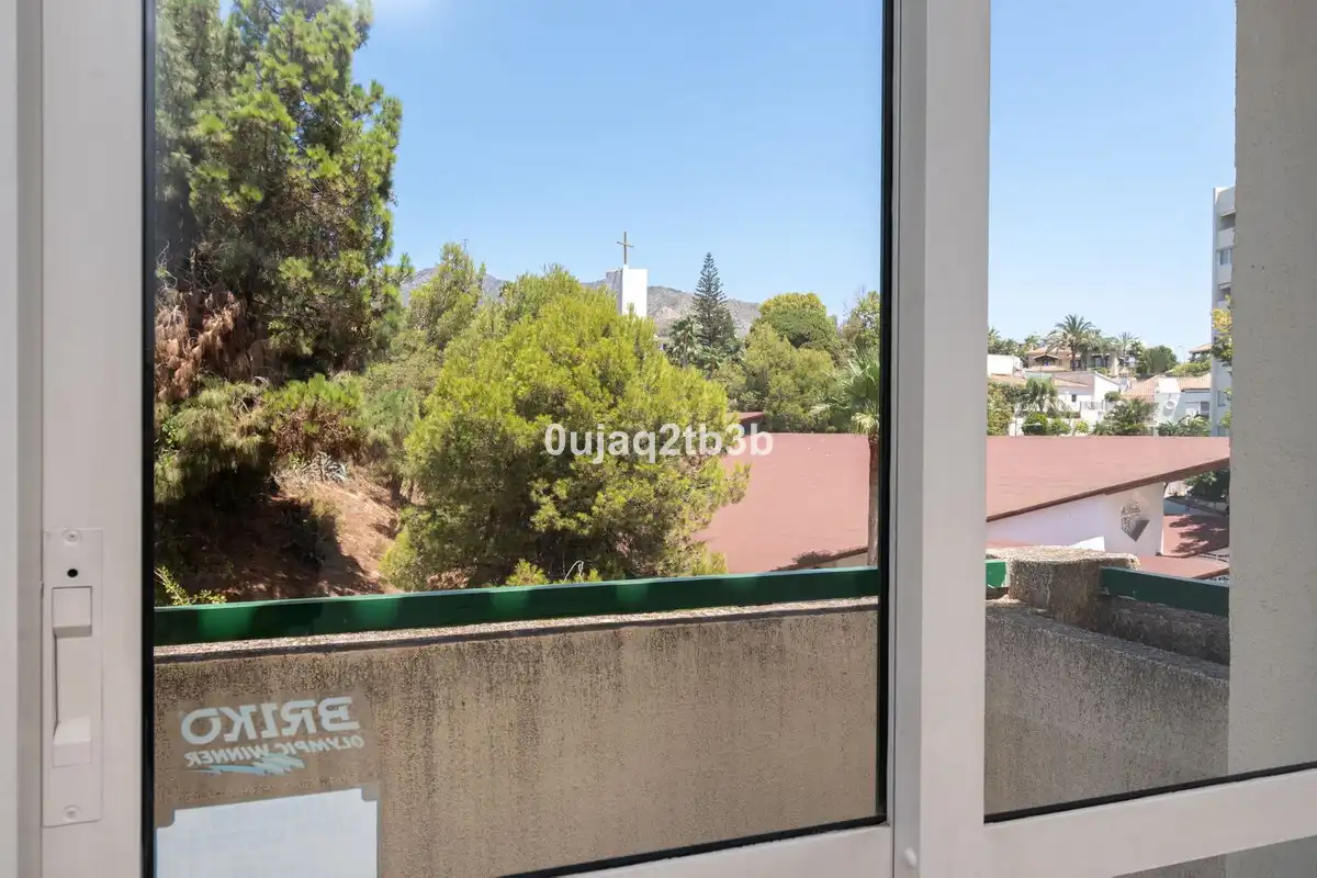 Vista exterior de Pis en venda en Marbella amb Aire condicionat, Terrassa i Traster