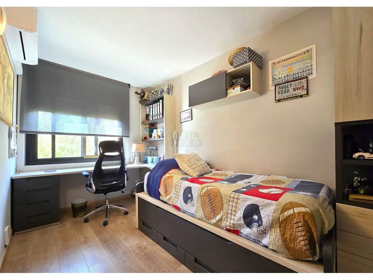 Habitación de Casa adosada en venta en Vilanova i la Geltrú con Aire acondicionado, Calefacción y Jardín privado