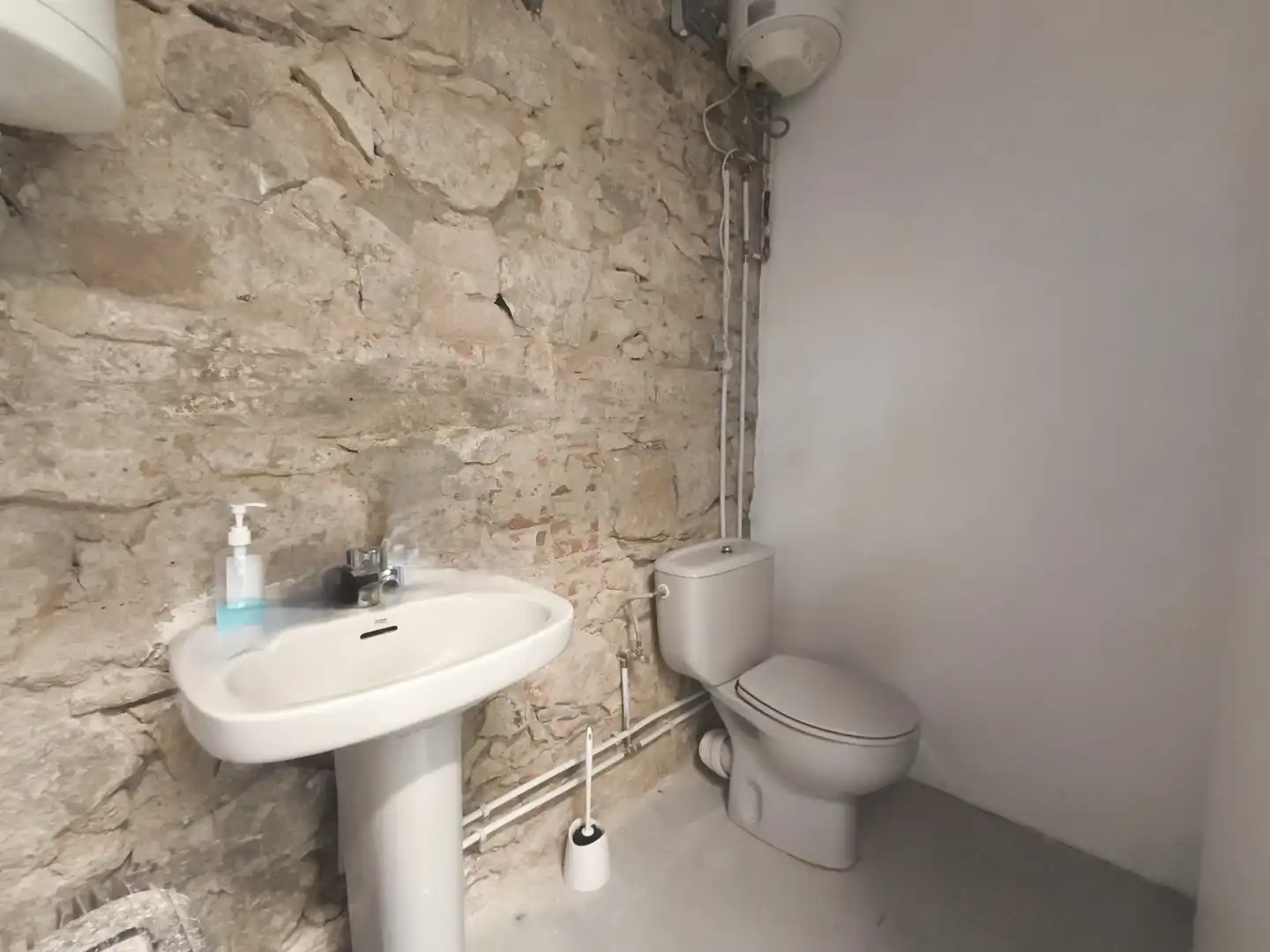 Bany de Local en traspas en Barcelona amb Aire condicionat i Moblat