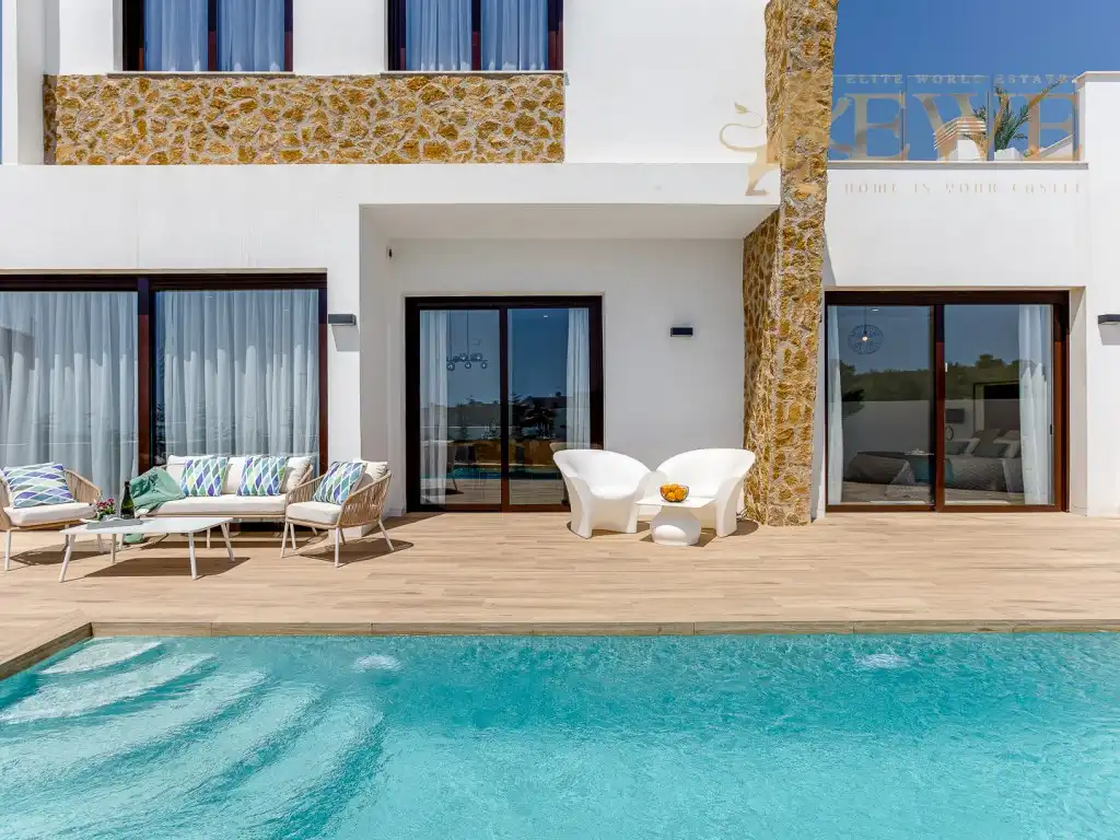 Villa mit Pool zum Verkauf in Golf Bahía, imagen 3