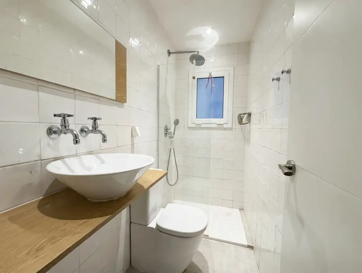 Bathroom of Flat for sale in Barcelona  with Air Conditioner, Oven and Washing machine