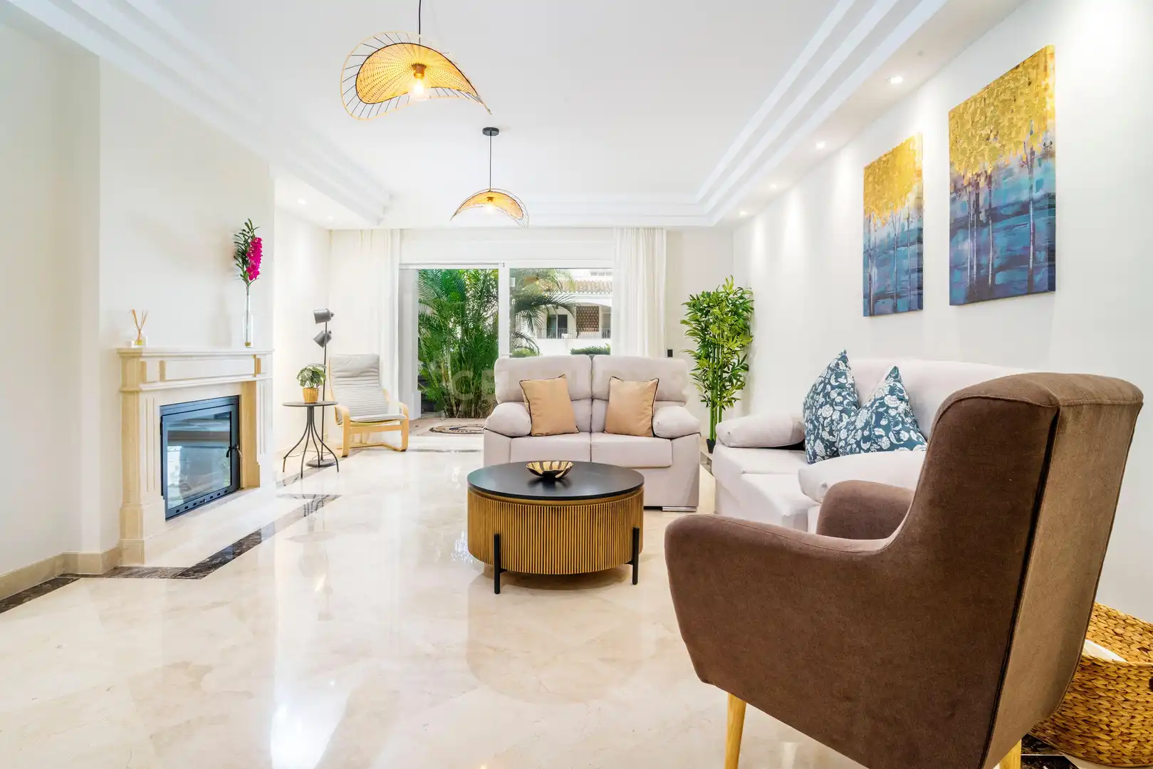 Wohnzimmer von Wohnungen zum Verkauf in Marbella mit Klimaanlage, Privatgarten und Ofen