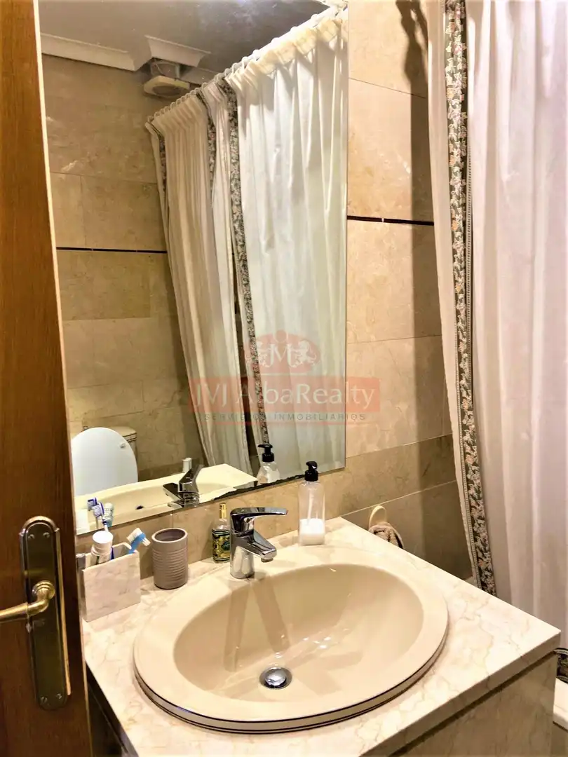 Badezimmer von Wohnungen zum Verkauf in Albacete mit Klimaanlage, Heizung und Parkett