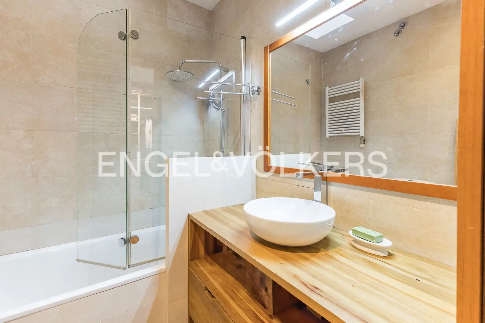 Bathroom of Flat for sale in Barcelona  with Heating, Parquet flooring and Balcony