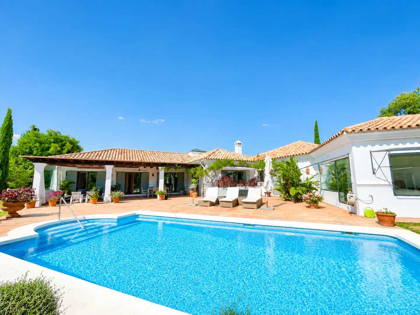 Vista exterior de Casa o xalet en venda en Sotogrande amb Aire condicionat, Jardí privat i Terrassa