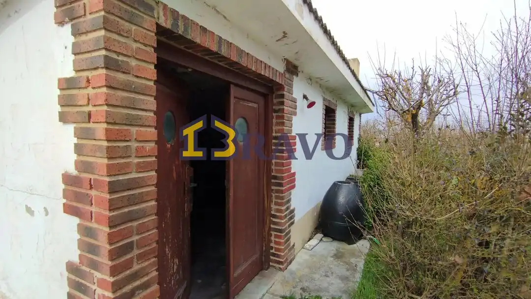 Vista exterior de Casa o xalet en venda en Medina de Pomar amb Calefacció, Jardí privat i Piscina