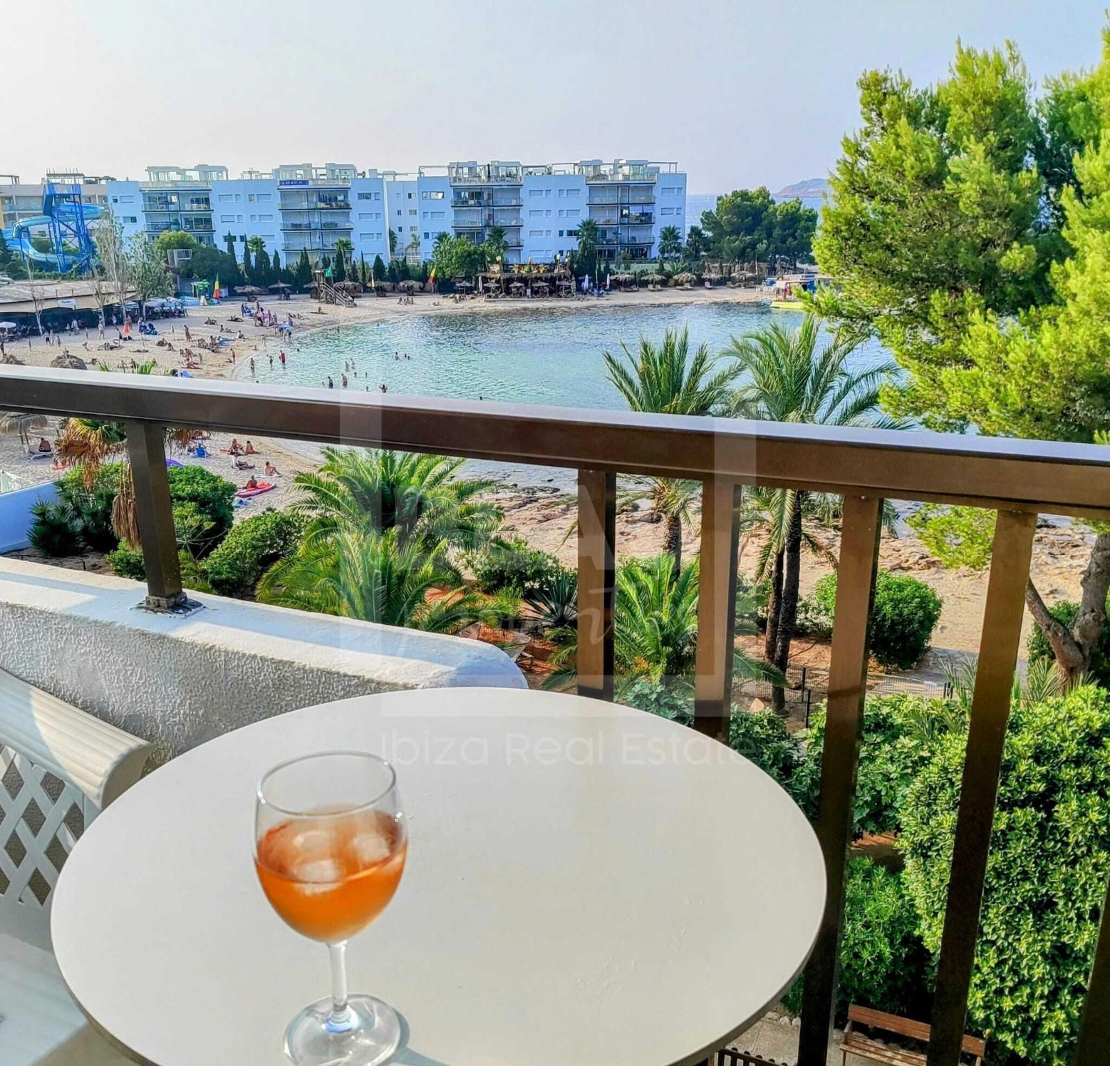 Vista exterior de Àtic en venda en Sant Josep de sa Talaia amb Aire condicionat, Terrassa i Piscina