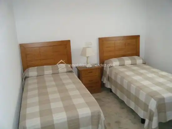 Habitación de Apartamento de alquiler en Cáceres con Calefacción, Terraza y Amueblado