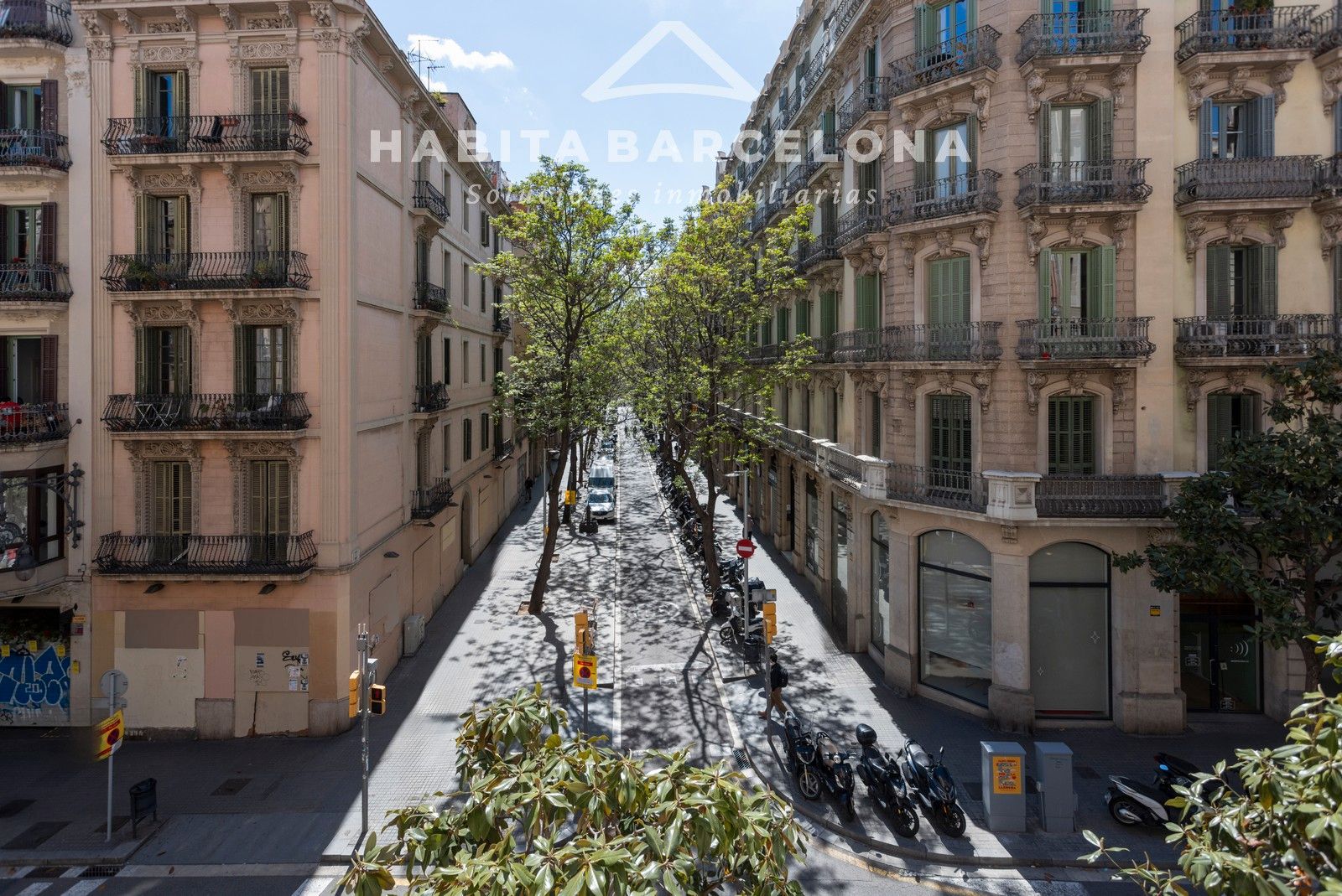 Exterior view of Flat for sale in  Barcelona Capital  with Air Conditioner, Heating and Oven