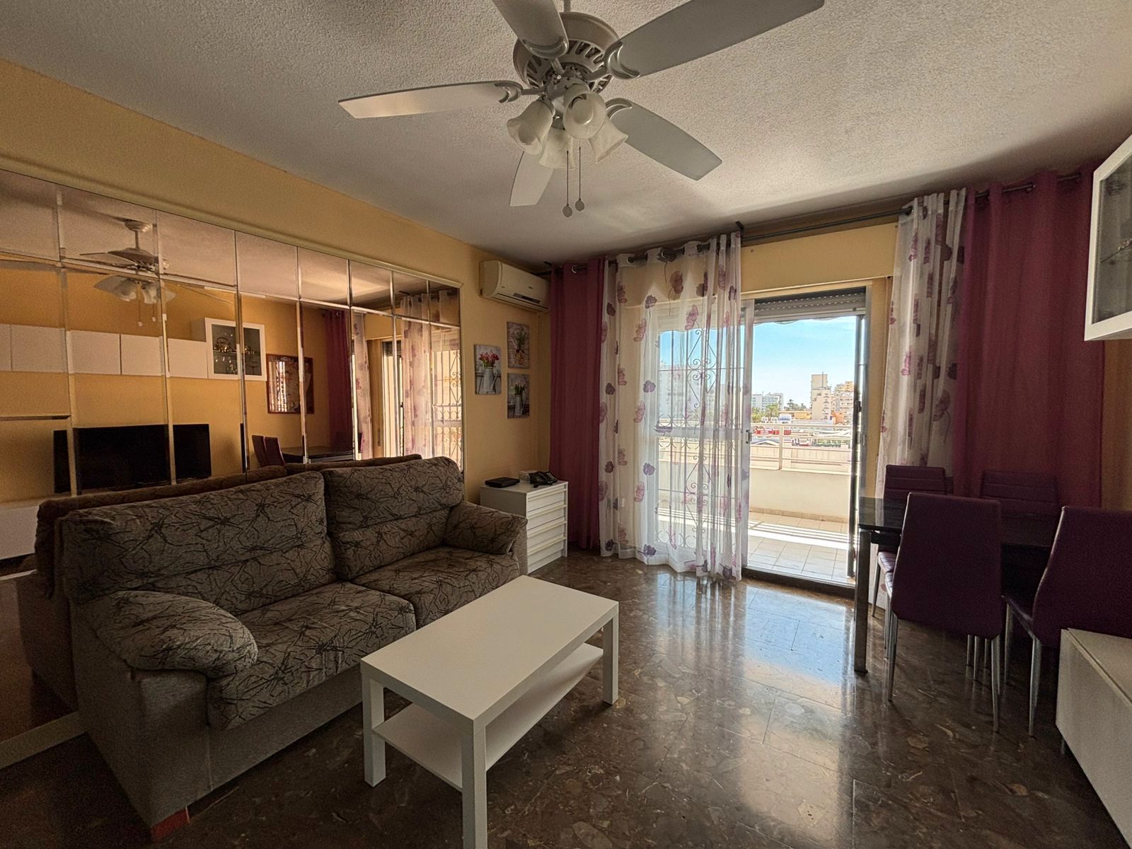 Living room of Flat for sale in Benalmádena  with Air Conditioner, Terrace and Furnished