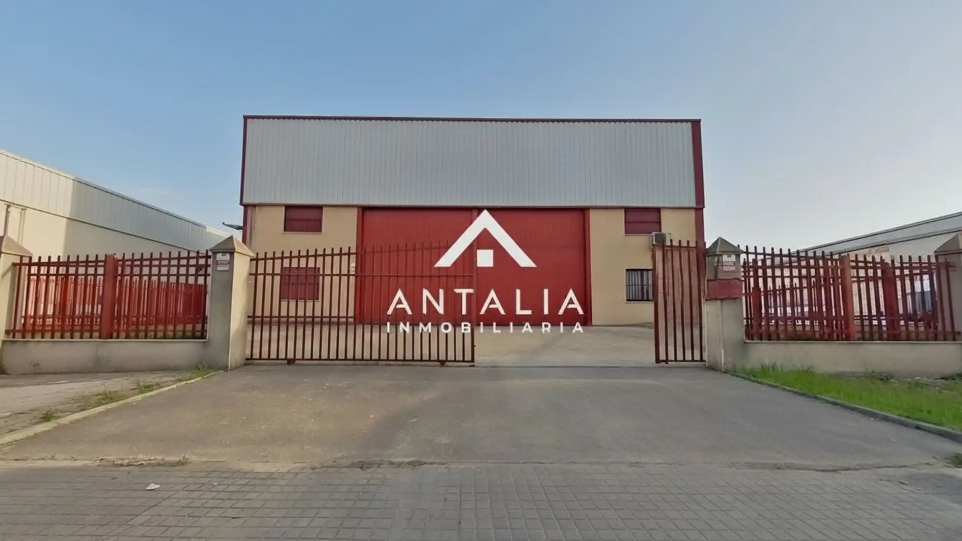 Vista exterior de Nave industrial en venta en Cáceres Capital