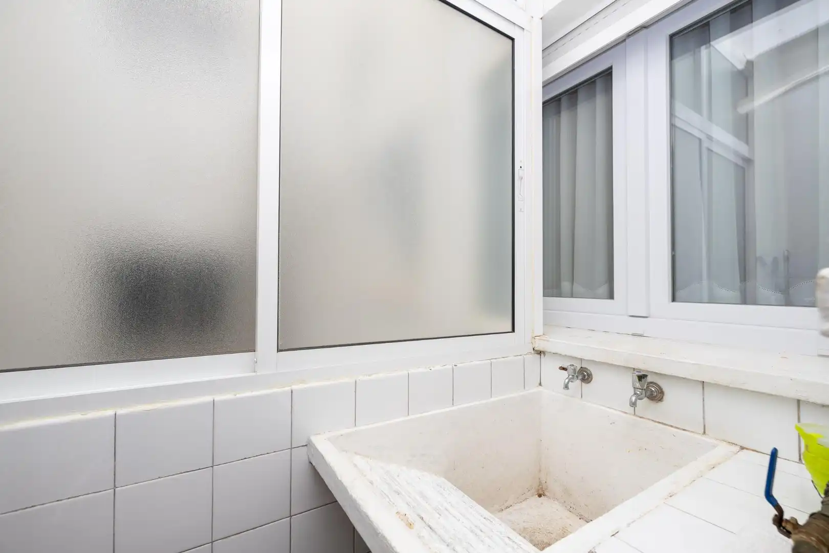 Badezimmer von Wohnung zum Verkauf in Granada mit Heizung und Balkon