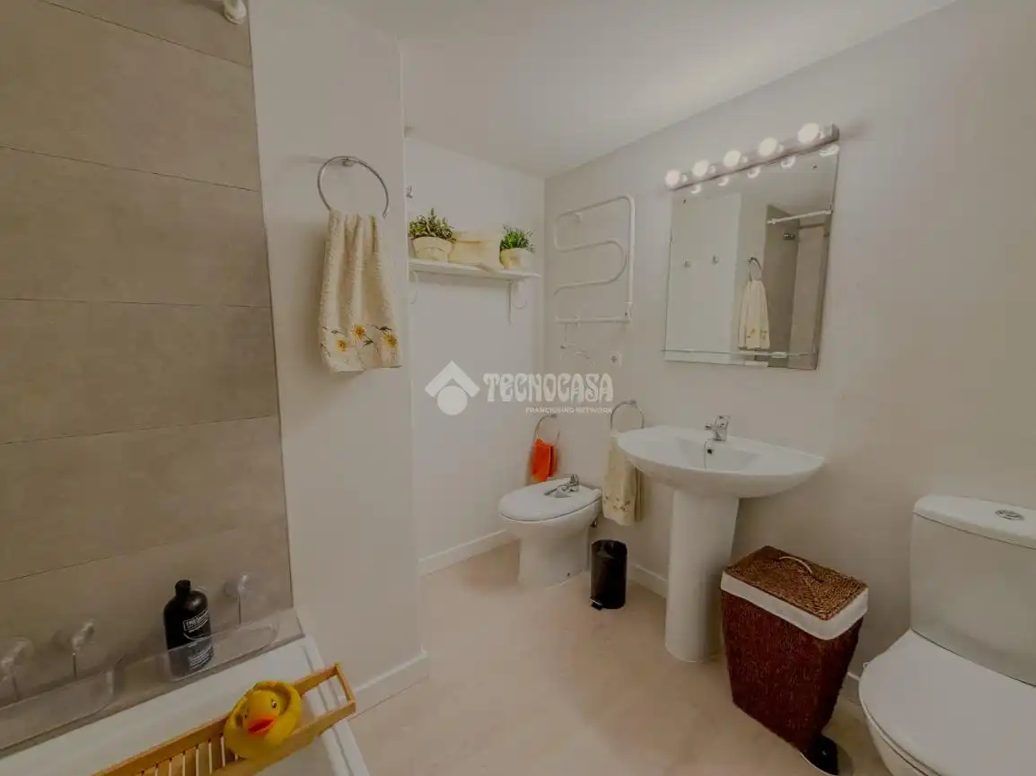 Baño de Piso en venta en Rota con Aire acondicionado, Calefacción y Jardín privado
