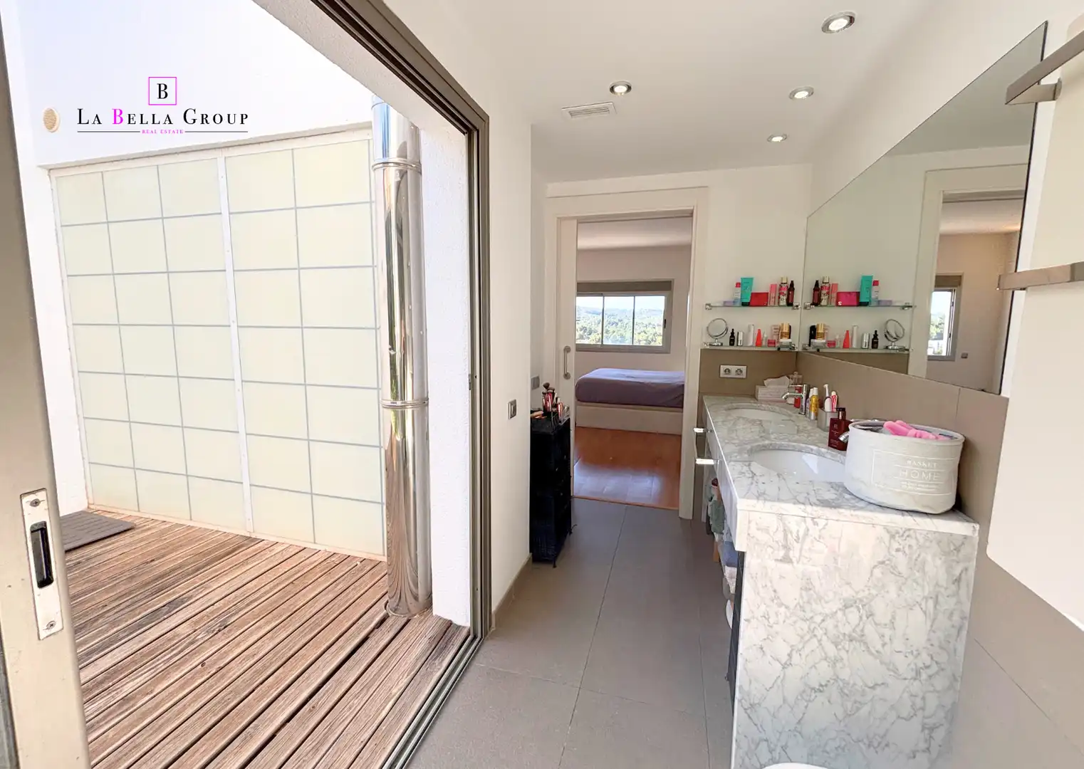 Badezimmer von Einfamilien-Reihenhaus zum Verkauf in Santa Eulària des Riu mit Klimaanlage, Heizung und Parkett
