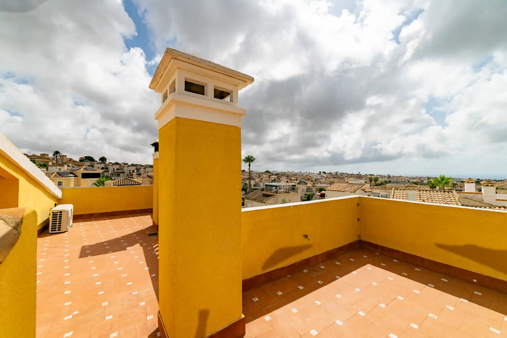 Terrassa de Casa o xalet en venda en San Miguel de Salinas amb Aire condicionat, Jardí privat i Terrassa