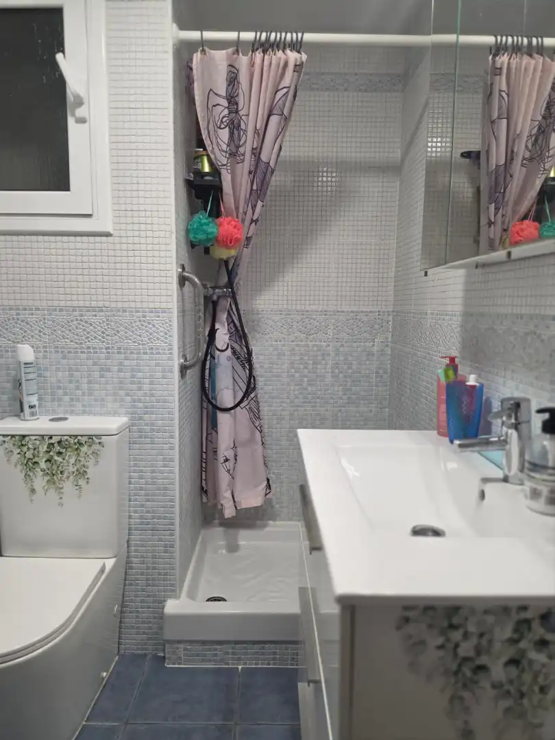 Bathroom of Flat for sale in L'Hospitalet de Llobregat  with Air Conditioner, Parquet flooring and Furnished