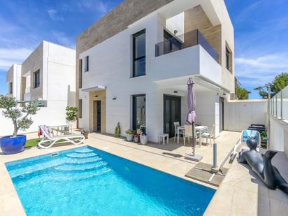 Vista exterior de Casa o xalet en venda en Orihuela amb Aire condicionat, Terrassa i Piscina