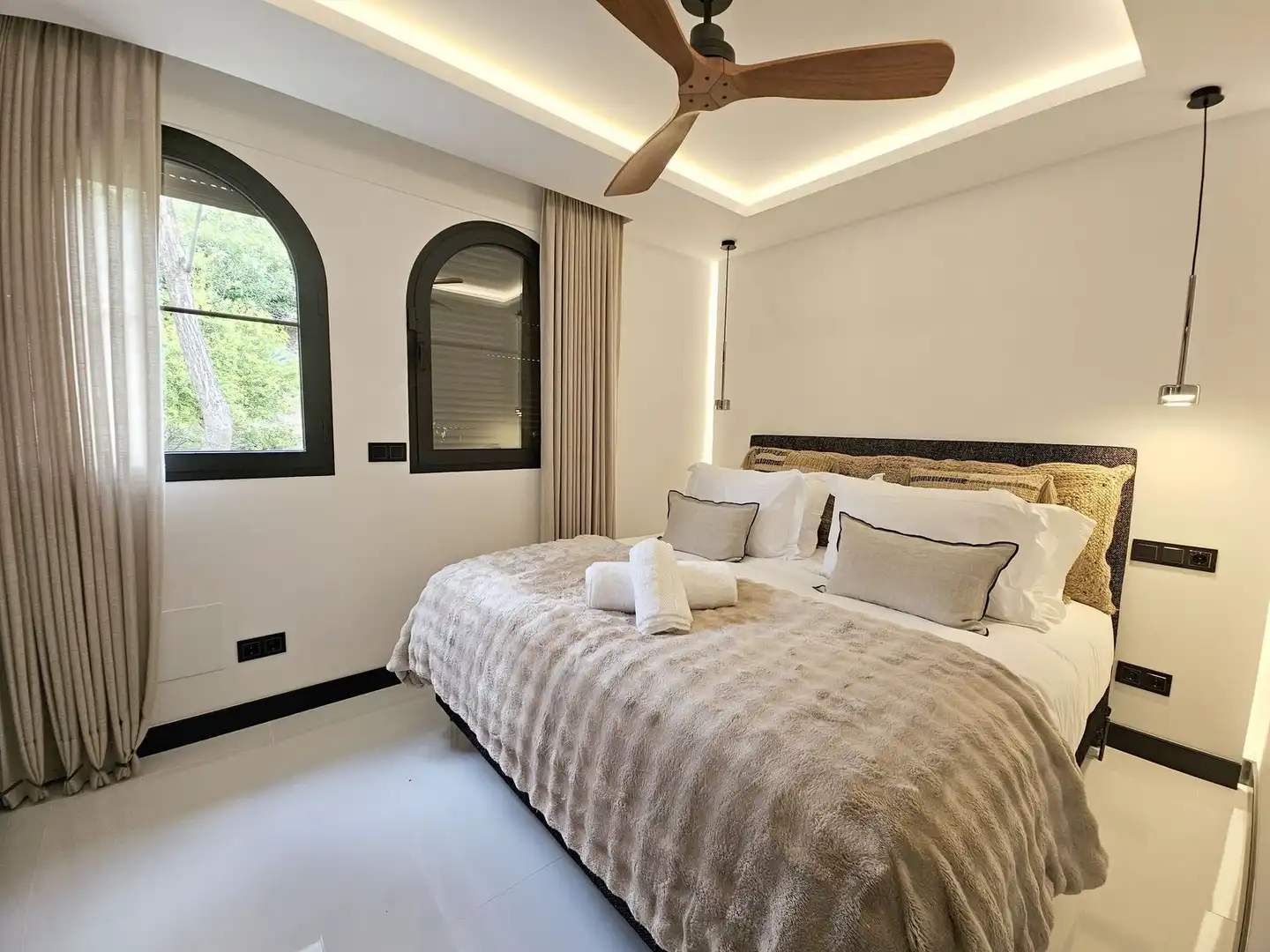 Dormitori de Casa adosada en venda en Benahavís amb Aire condicionat, Jardí privat i Terrassa