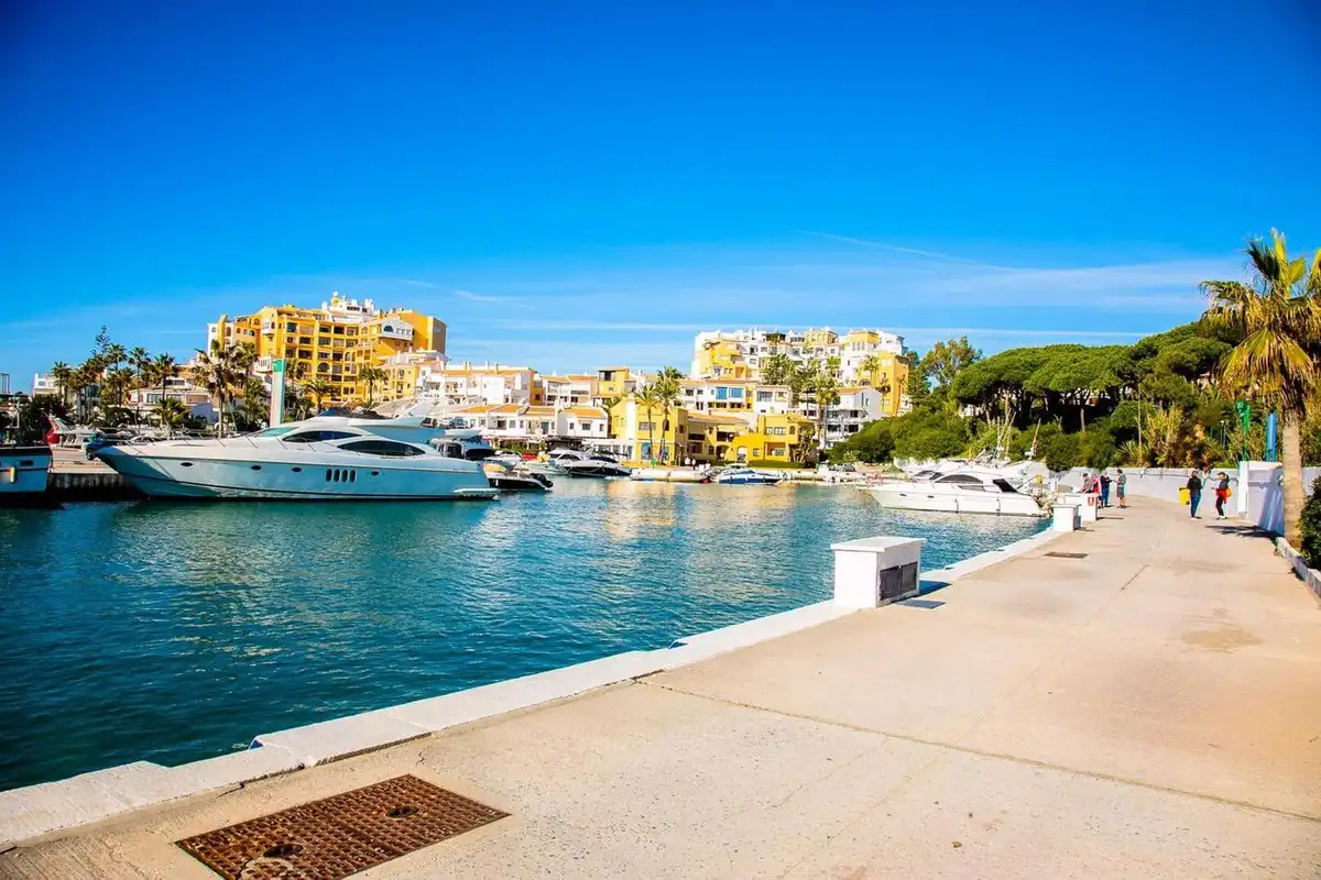 Vista exterior de Ático en venta en Marbella con Aire acondicionado, Amueblado y Piscina comunitaria