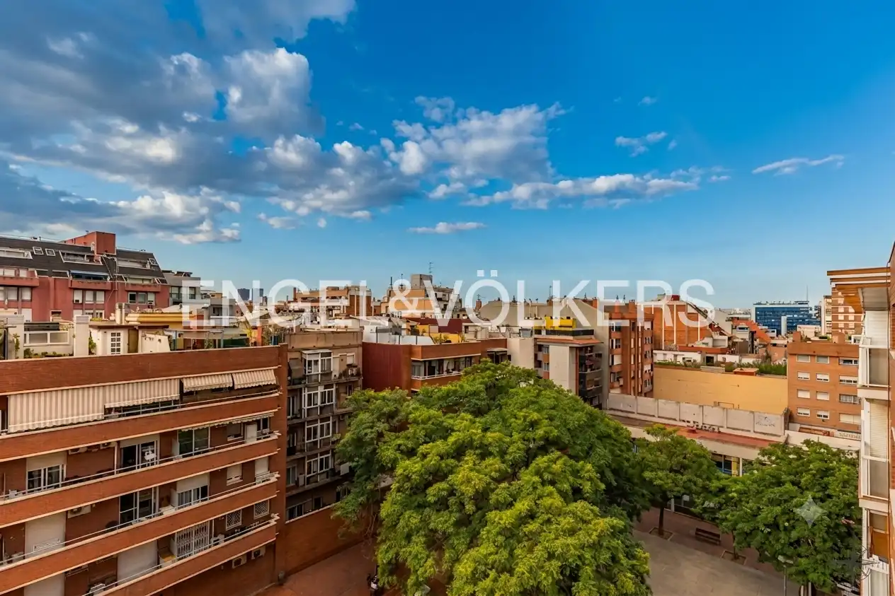 Vista exterior de Àtic en venda en L'Hospitalet de Llobregat amb Calefacció, Terrassa i Moblat