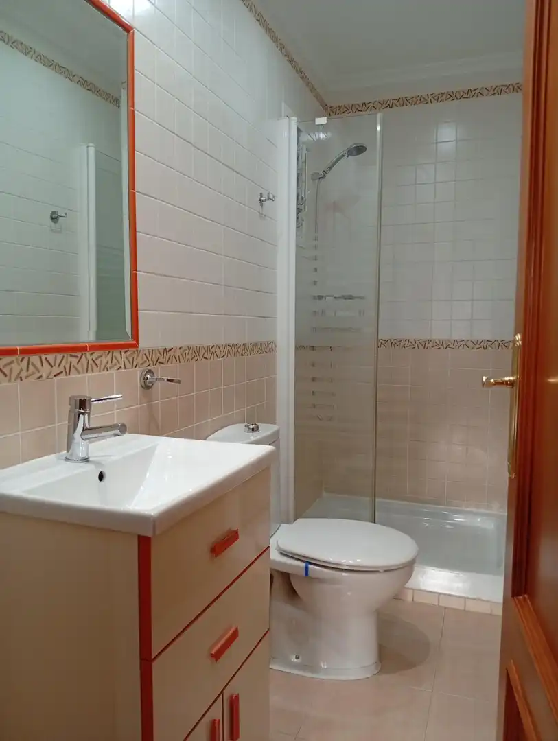 Badezimmer von Wohnung zur Miete in Sevilla mit Klimaanlage, Terrasse und Möbliert