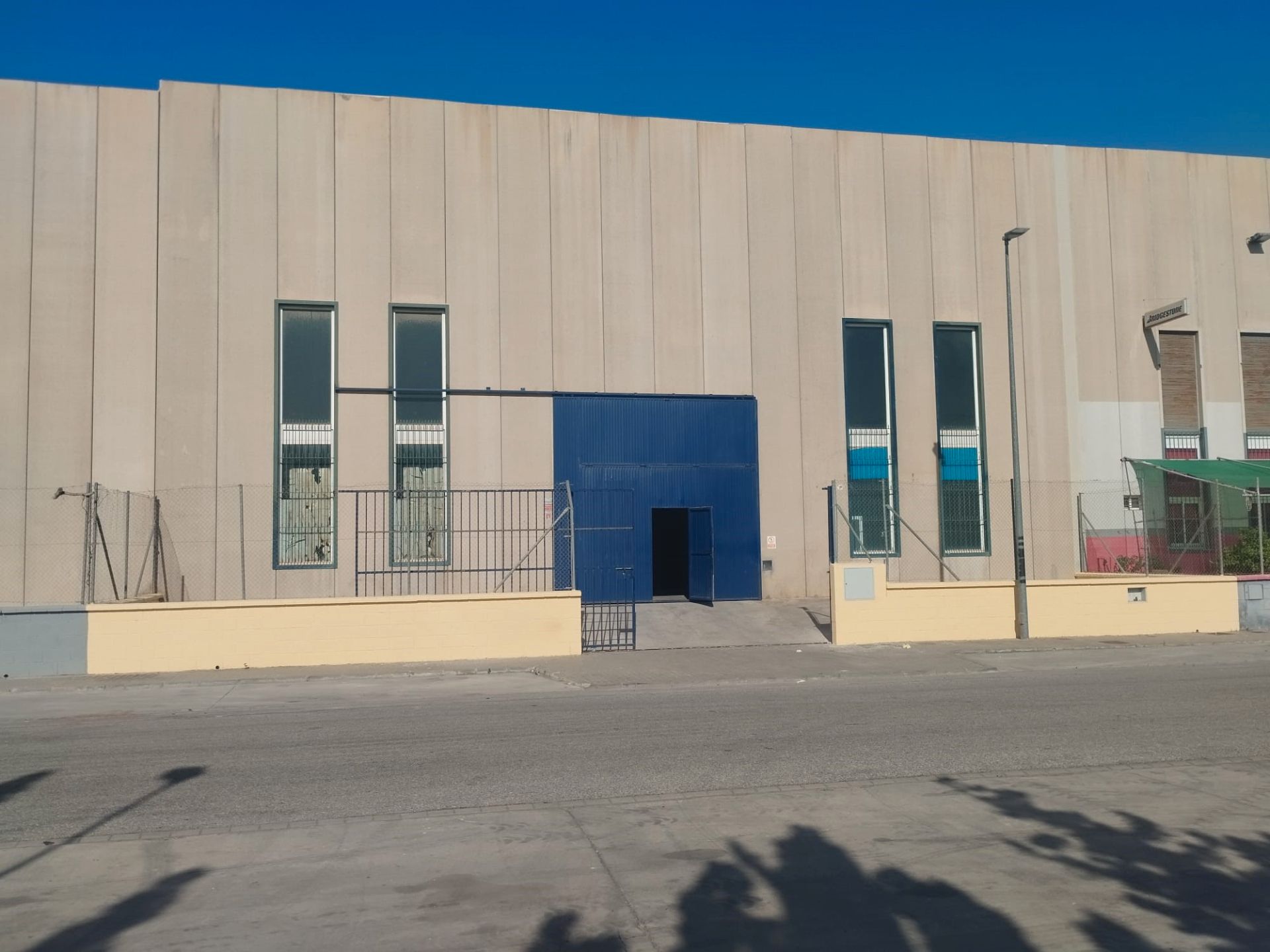 Vista exterior de Nau industrial de lloguer en Motril