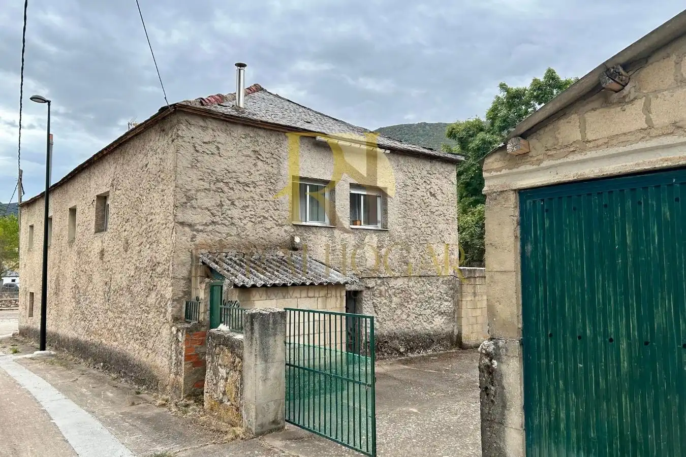 Vista exterior de Casa adosada en venta en Cabrillanes con Calefacción, Jardín privado y Amueblado