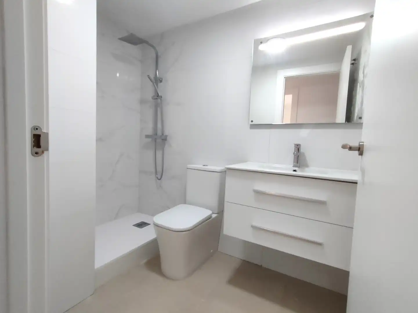 Badezimmer von Wohnung zum Verkauf in Salt mit Klimaanlage, Heizung und Parkett