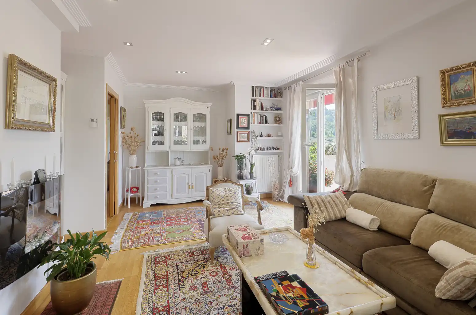 Sala d'estar de Pis en venda en Oviedo  amb Calefacció, Parquet i Terrassa