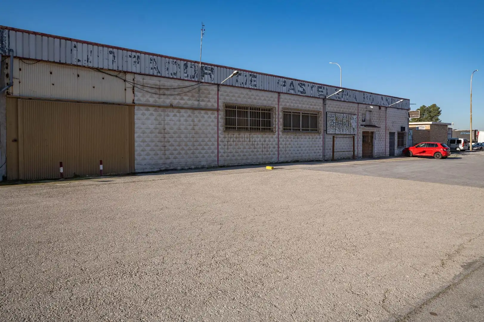 Außenansicht von Fabrikhallen zum Verkauf in Granada