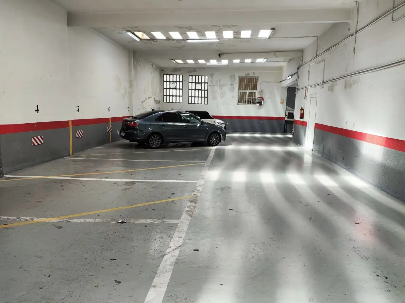 Parkplatz von Garage zur Miete in Madrid mit Alarm