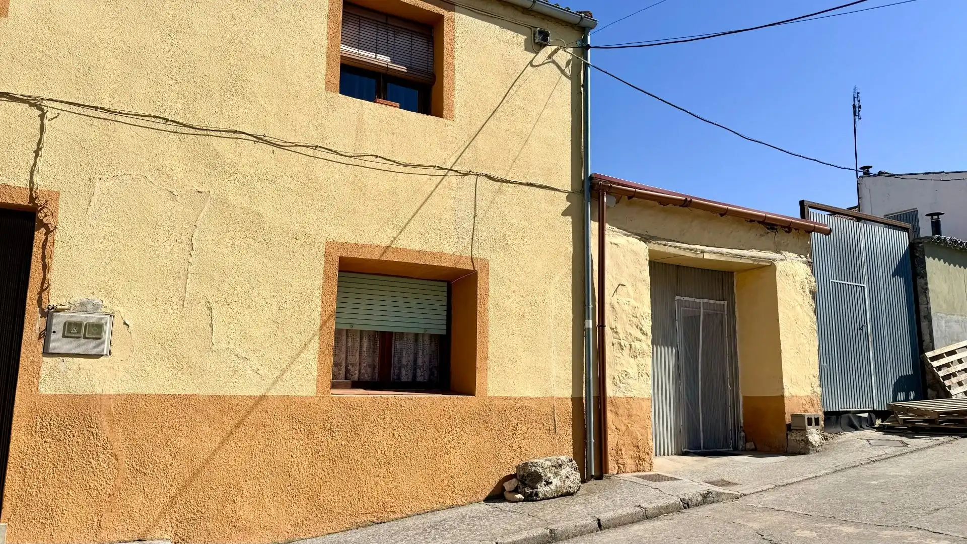 Vista exterior de Casa o xalet en venda en Torrecilla del Pinar amb Jardí privat, Traster i Moblat
