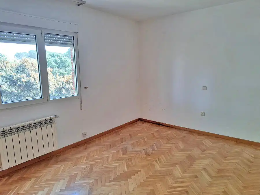 Dormitori de Casa adosada en venda en Torrelodones amb Calefacció, Jardí privat i Parquet