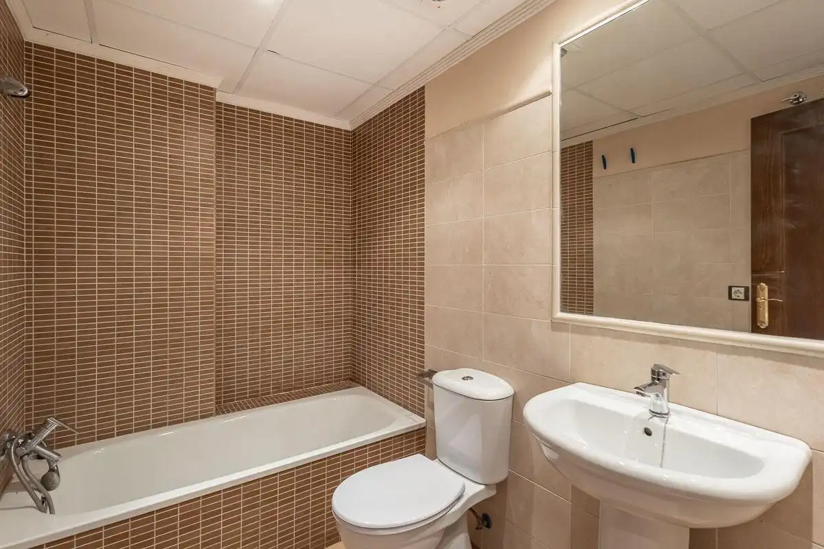 Baño de Piso en venta en La Zubia con Aire acondicionado y Trastero