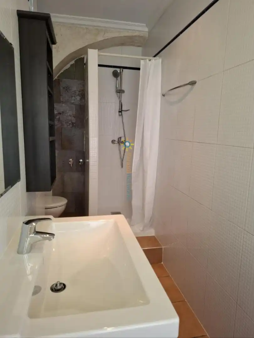 Badezimmer von Einfamilien-Reihenhaus zum Verkauf in Oliva mit Klimaanlage und Terrasse