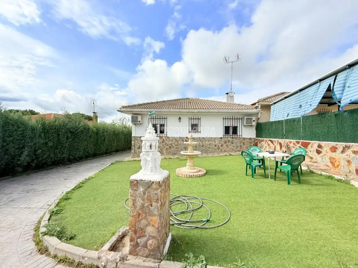 Außenansicht von Haus oder Chalet zum Verkauf in Cedillo del Condado mit Klimaanlage, Heizung und Privatgarten