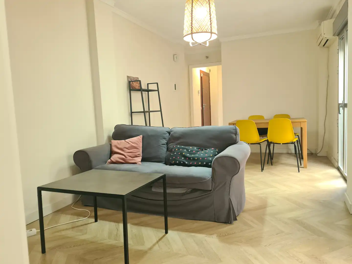 Living room of Flat for sale in Sevilla  with Air Conditioner, Storage room and Balcony
