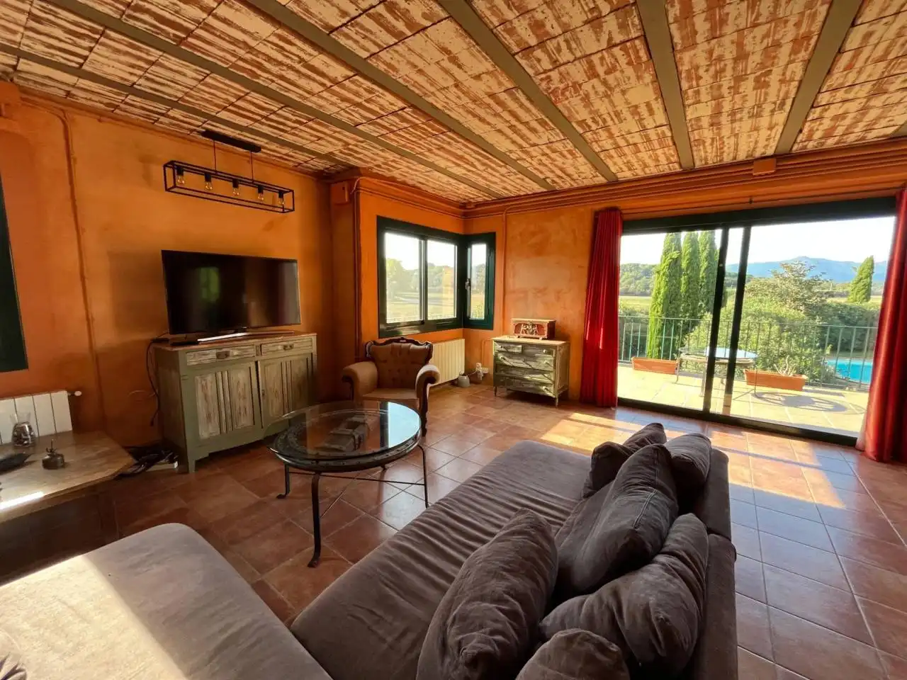 Sala de estar de Finca rústica de alquiler en Aiguaviva con Calefacción, Jardín privado y Terraza