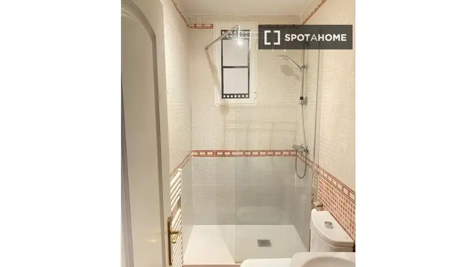 Bathroom of Apartments for share in Madrid  with Air Conditioner, Heating and Terrace