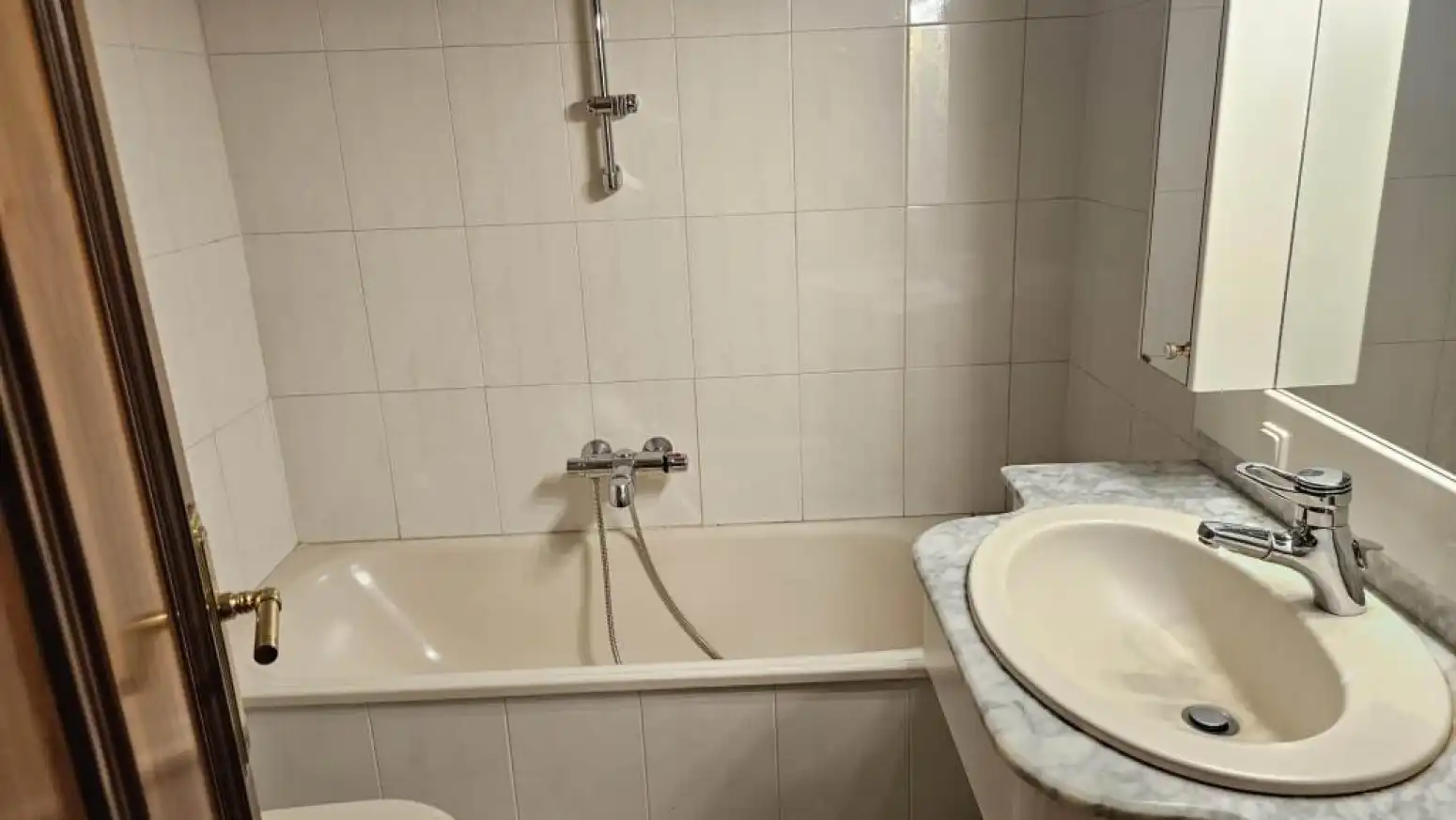 Bathroom of Flat for rent in Salamanca  with Heating, Parquet flooring and Terrace