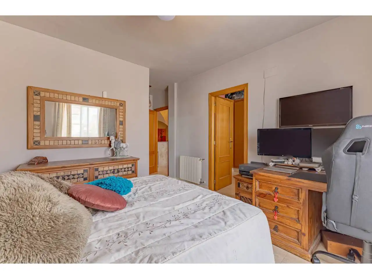 Bedroom of Detached homes for sale in La Pobla de Vallbona  with Air Conditioner, Heating and Private garden