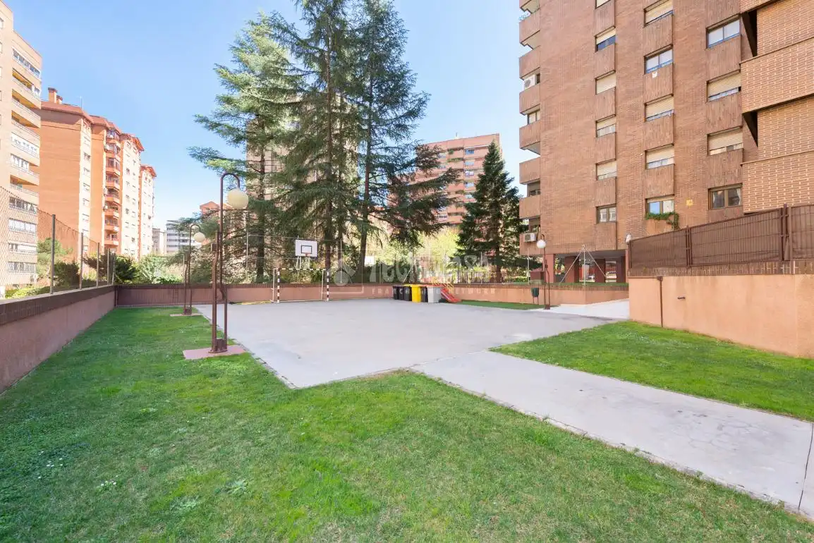 Parking de Piso en venta en Madrid con Aire acondicionado, Calefacción y Piscina comunitaria