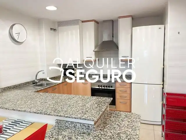 Cuina de Pis de lloguer en Dénia amb Aire condicionat, Terrassa i Traster