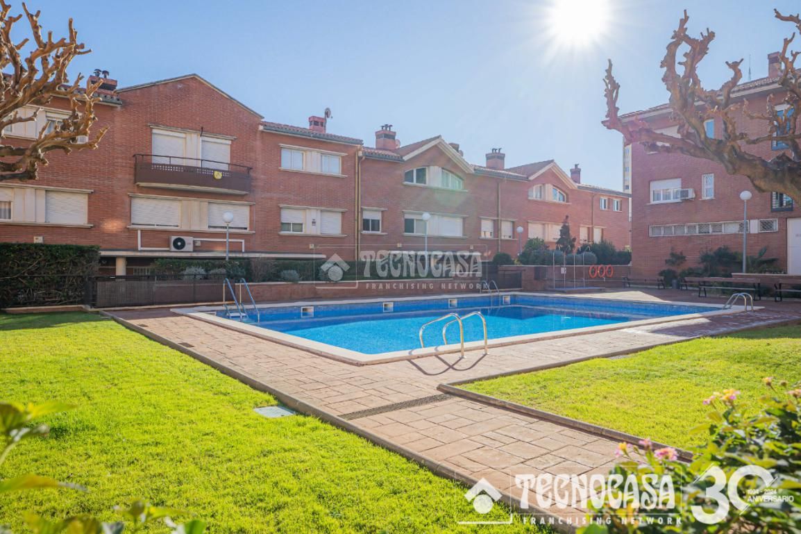 Piscina de Casa adosada en venta en Vilassar de Mar con Aire acondicionado, Calefacción y Parquet