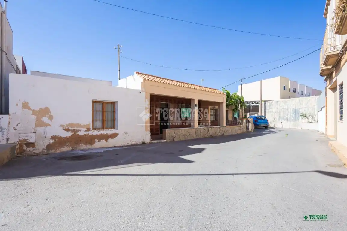 Vista exterior de Casa adosada en venta en Almería