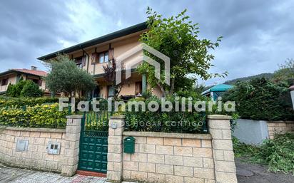 Vista exterior de Casa o xalet en venda en Castro-Urdiales amb Terrassa, Piscina i Balcó