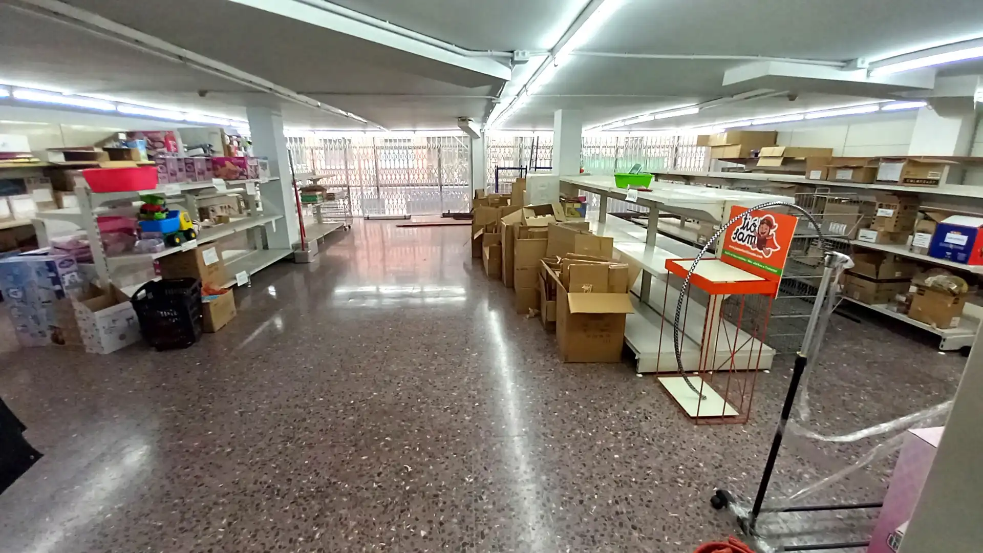 Local de alquiler en L'Hospitalet de Llobregat con Parquet