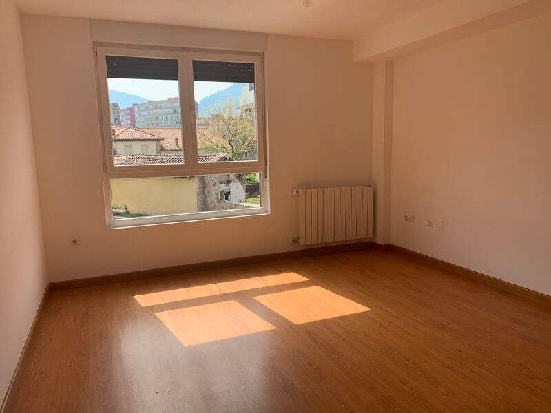 Habitación de Piso en venta en Los Corrales de Buelna  con Parquet