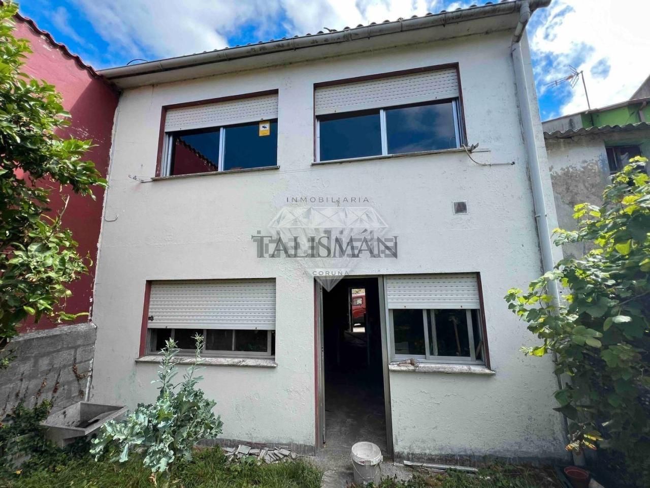 Vista exterior de Casa o xalet en venda en A Coruña Capital  amb Calefacció, Jardí privat i Moblat