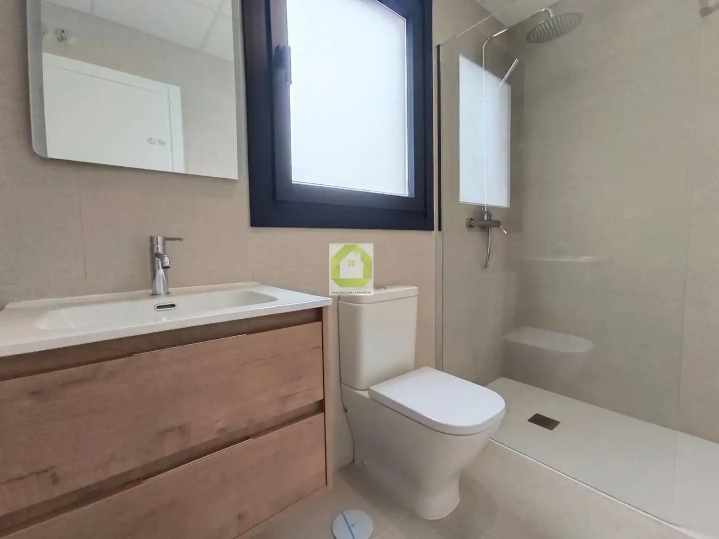 Badezimmer von Dachboden zur Miete in Armilla mit Klimaanlage, Terrasse und Abstellraum